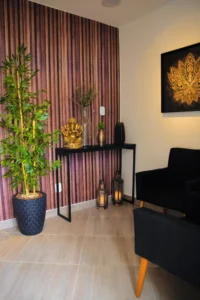 Sala de massagem privativa com iluminação quente - SPA NURU Barra da Tijuca