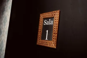 Sala de massagem privativa com iluminação quente - SPA NURU Barra da Tijuca