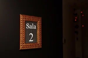 Sala de massagem privativa com iluminação quente - SPA NURU Barra da Tijuca