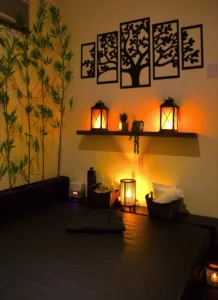 Sala de massagem privativa com iluminação quente - SPA NURU Barra da Tijuca